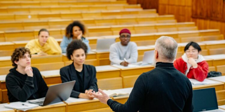 Abierta la convocatoria para una plaza de Trabajador/a Social en la Universidad Pablo de Olavide