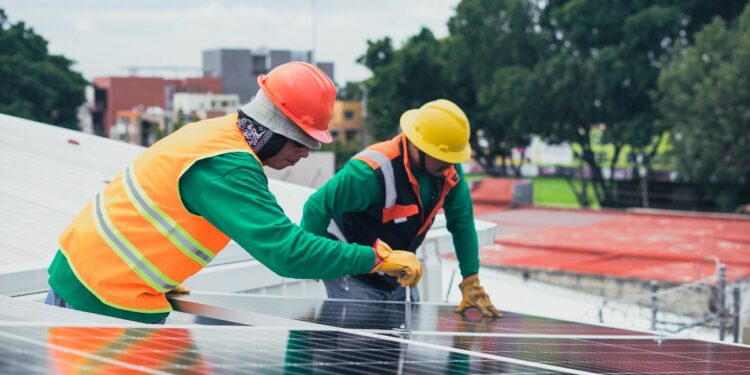 Oportunidad laboral en Granada: nueva oferta para electricistas especializados en fotovoltaica