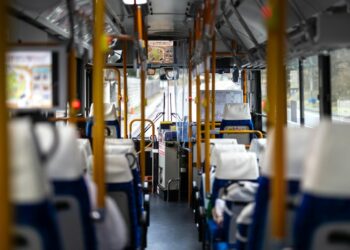 España extiende las ayudas al transporte público y presenta un abono único con impacto nacional