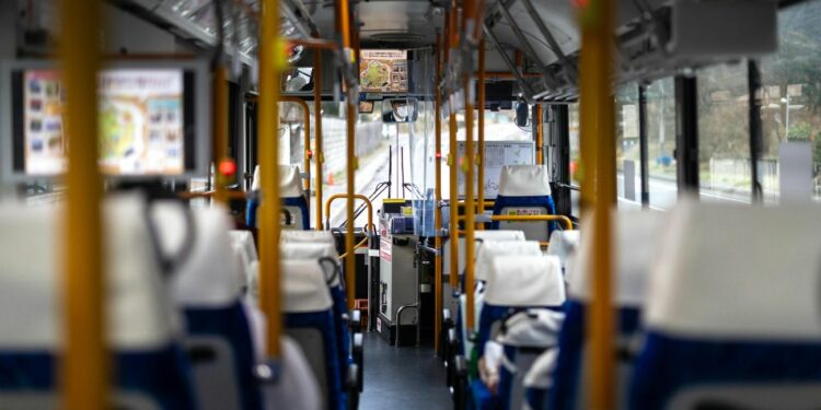 España extiende las ayudas al transporte público y presenta un abono único con impacto nacional