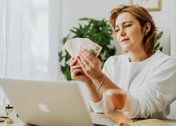 Empresas en España suben salarios por coste de vida y superan la media global