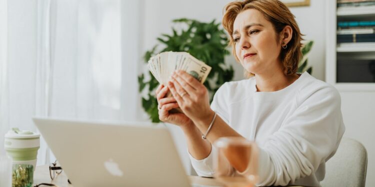 Empresas en España suben salarios por coste de vida y superan la media global