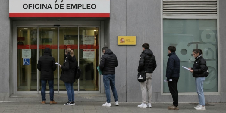 España destruye 170.300 empleos y el paro sube al 10,83% en 2026