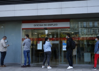 El paro baja en casi 63000 personas en abril
