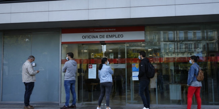 El paro baja en casi 63000 personas en abril