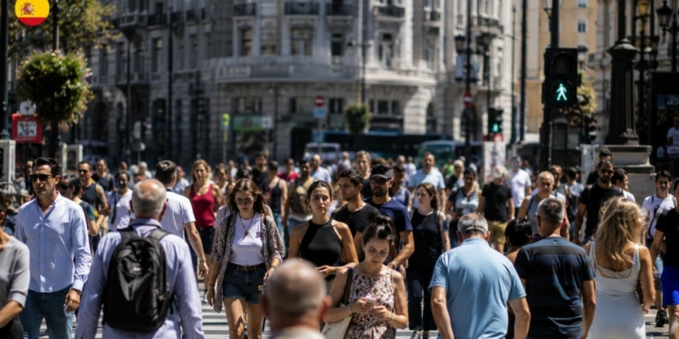 España acelera previsiones del FMI mientras avanza la regularización de migrantes y crece el debate político