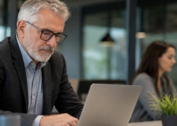 La paradoja del empleo sénior: más de 5 millones de trabajadores mayores de 55 años tienen empleo, pero el paro de larga duración se dispara